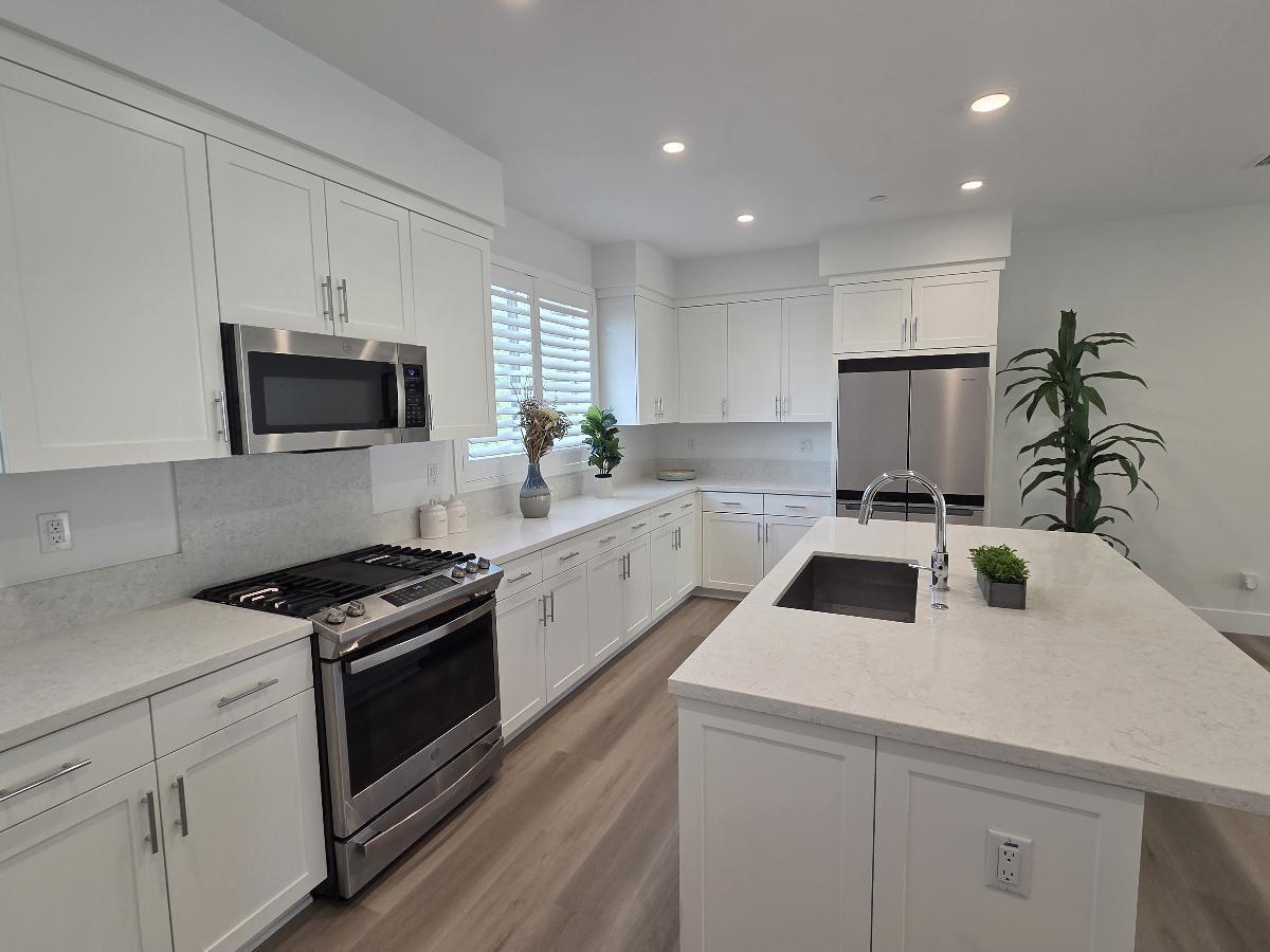 Modern 3 Bed/3.5 Bath Irvine Townhome property image