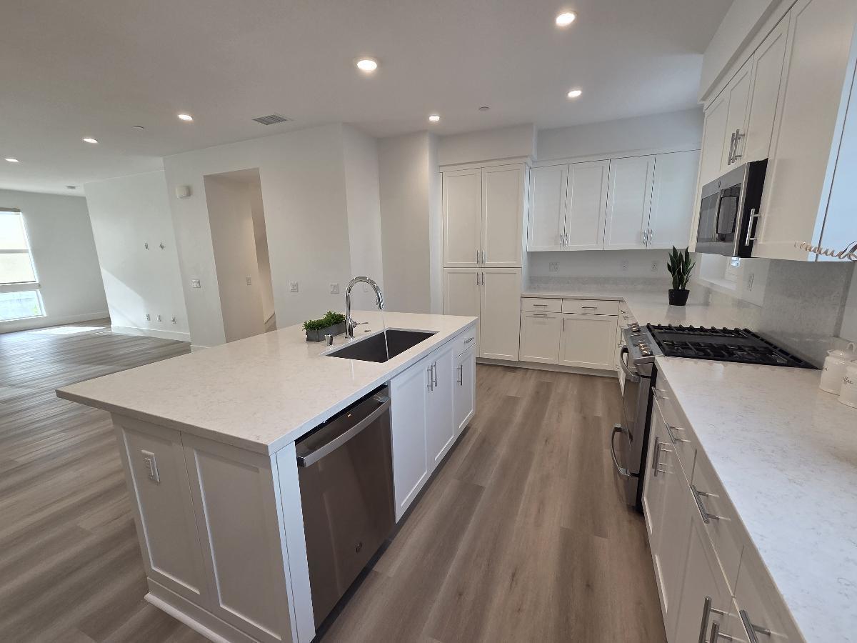 Modern 3 Bed/3.5 Bath Irvine Townhome property image
