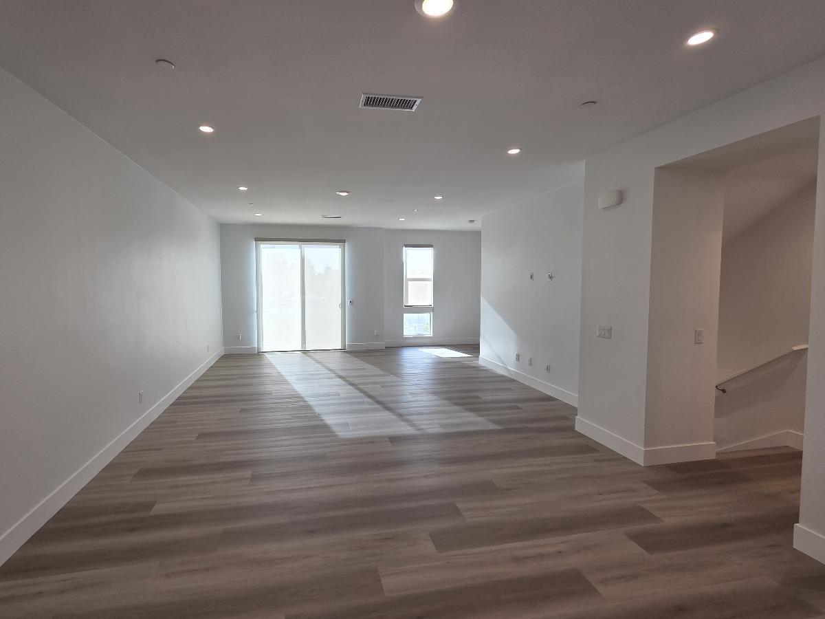 Modern 3 Bed/3.5 Bath Irvine Townhome property image