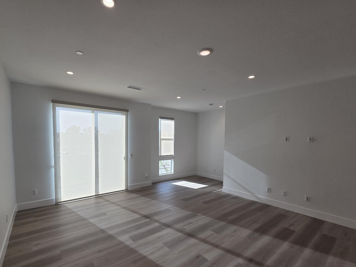 Modern 3 Bed/3.5 Bath Irvine Townhome property image
