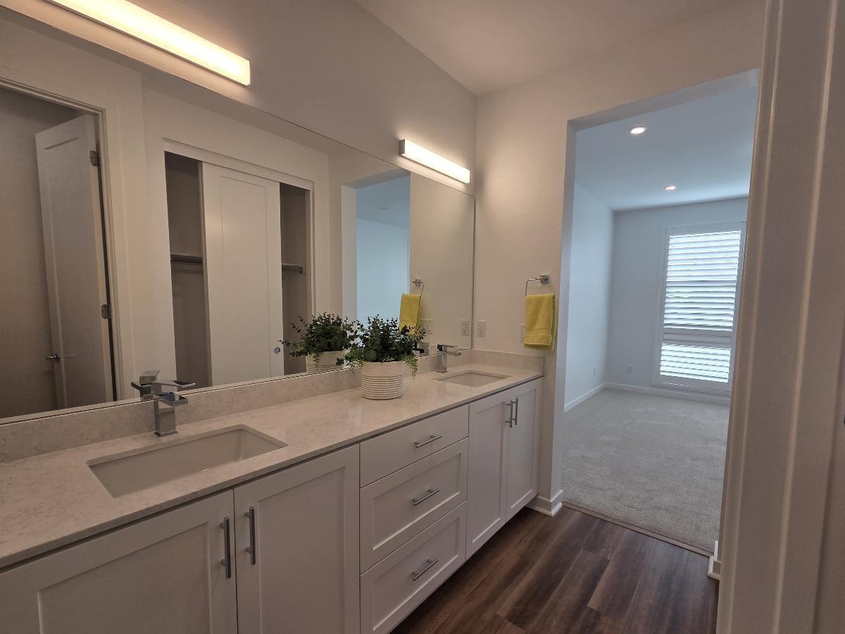 Modern 3 Bed/3.5 Bath Irvine Townhome property image