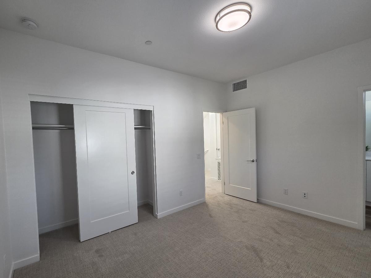 Modern 3 Bed/3.5 Bath Irvine Townhome property image