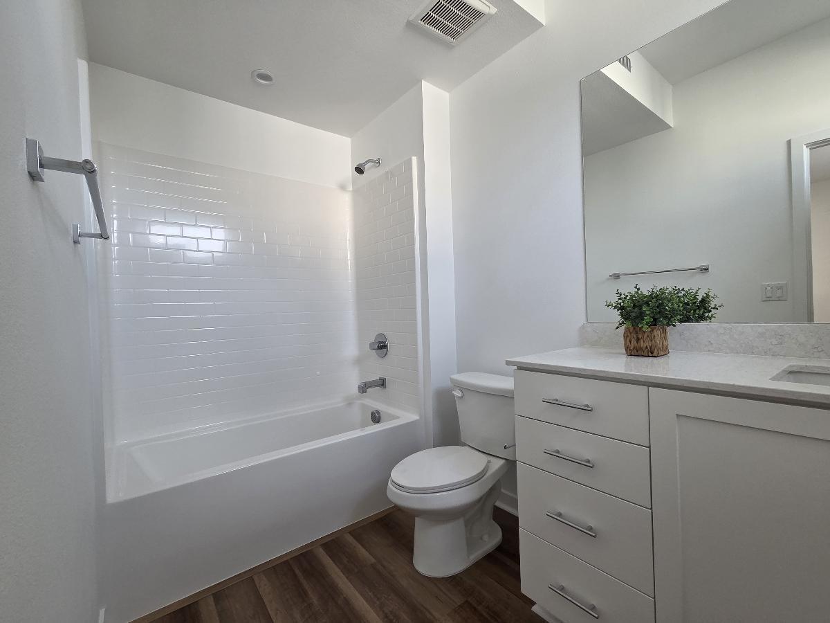Modern 3 Bed/3.5 Bath Irvine Townhome property image