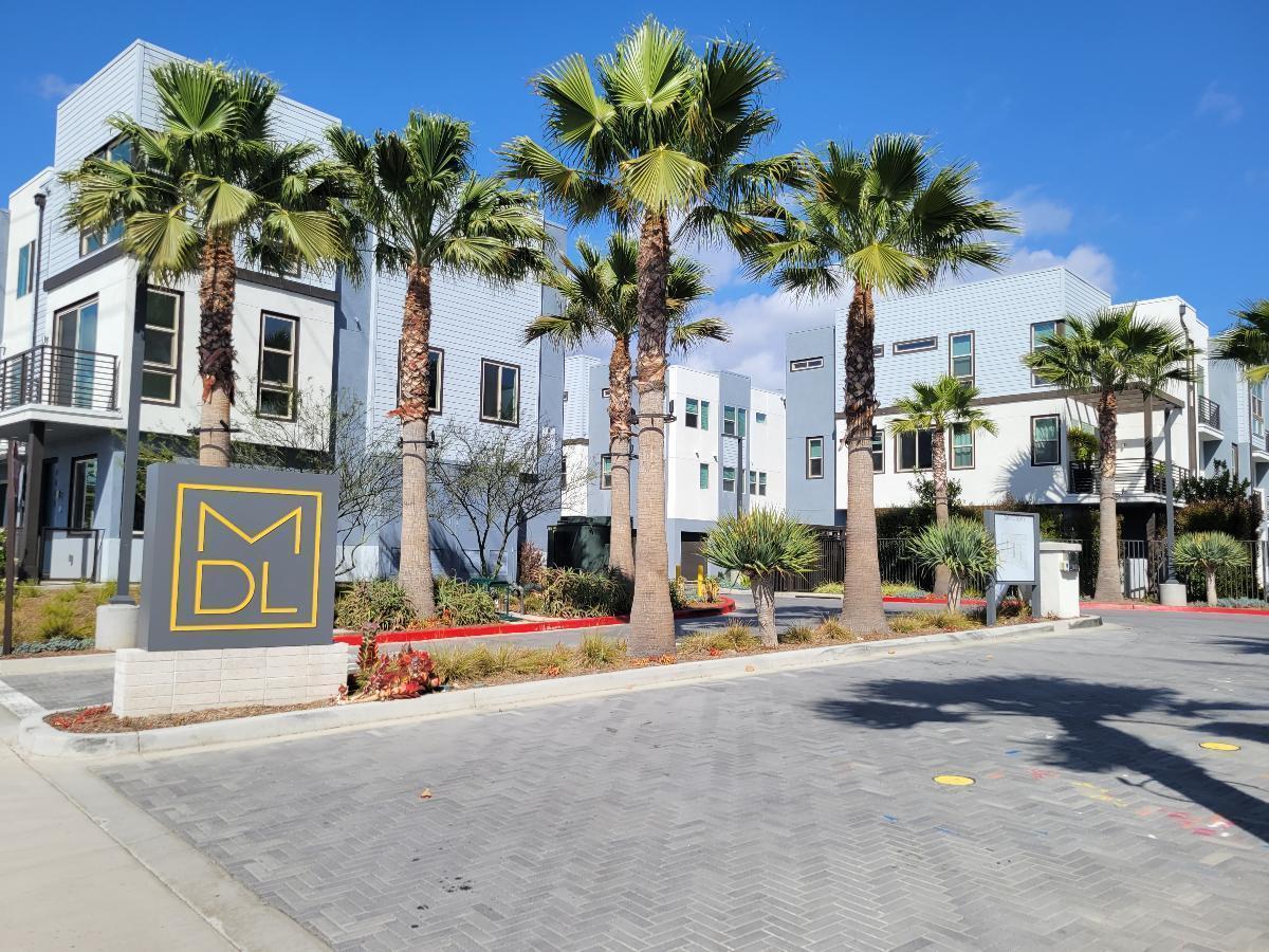 Modern 3 Bed/3.5 Bath Irvine Townhome property image