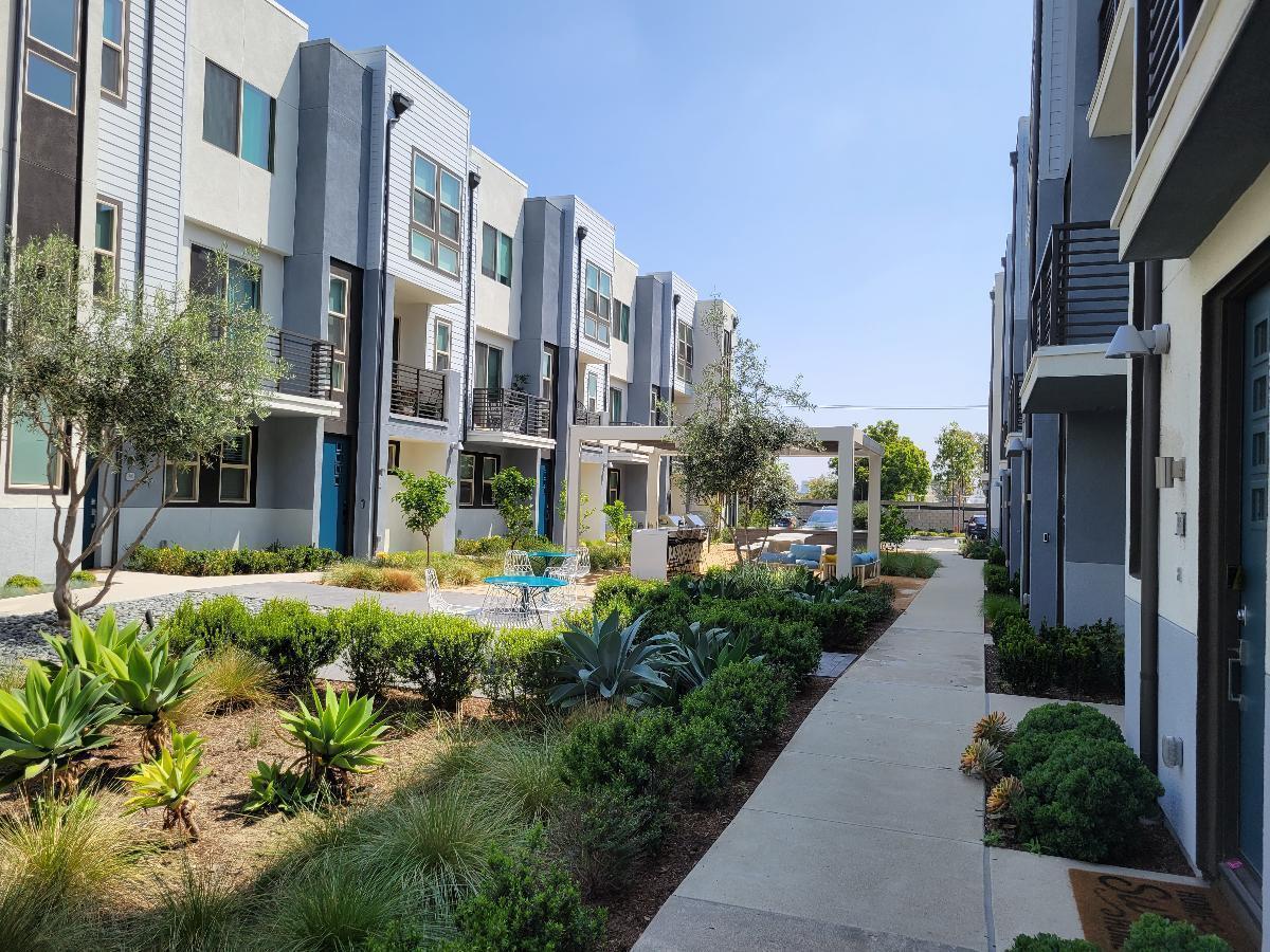 Modern 3 Bed/3.5 Bath Irvine Townhome property image