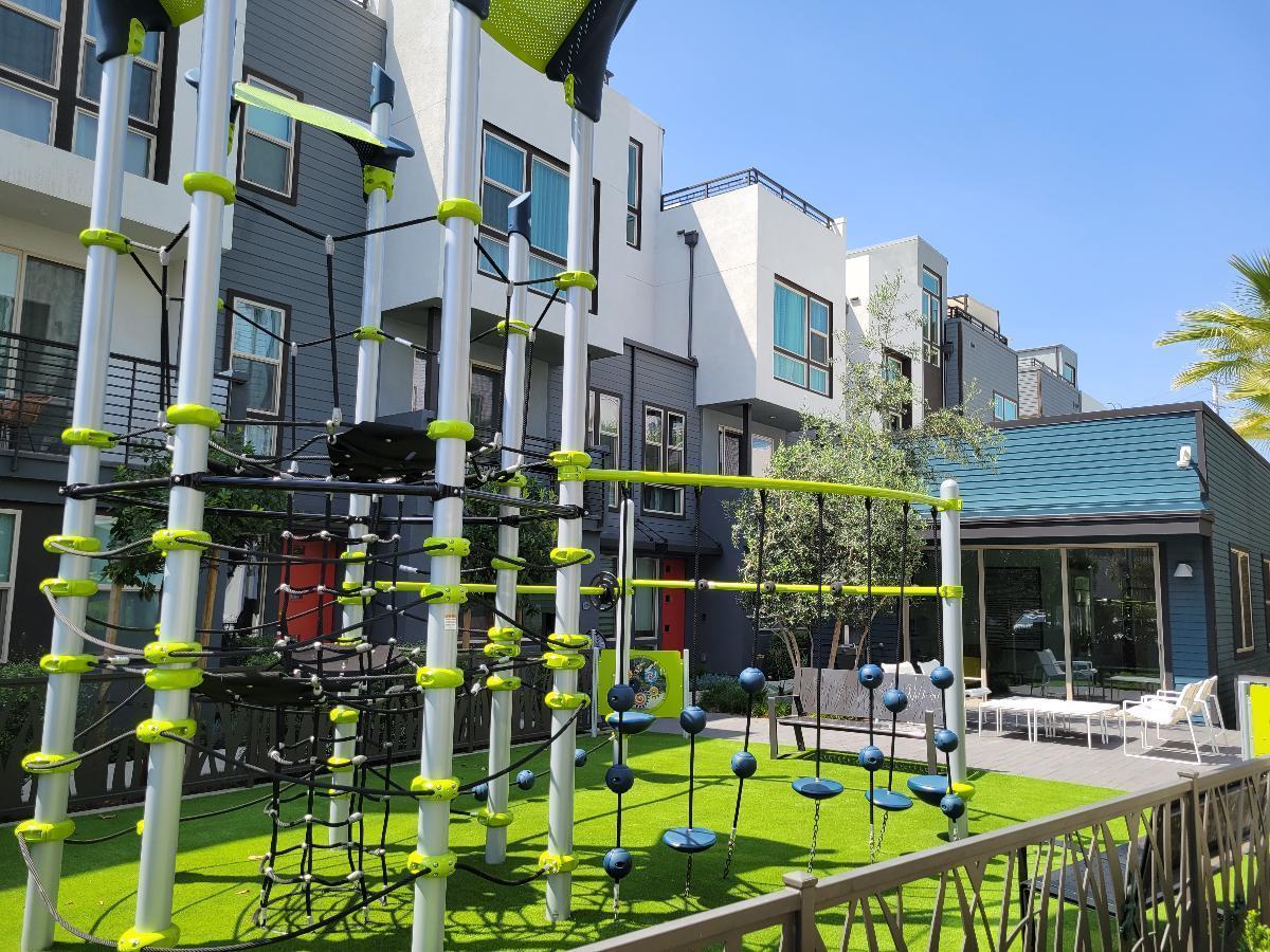 Modern 3 Bed/3.5 Bath Irvine Townhome property image