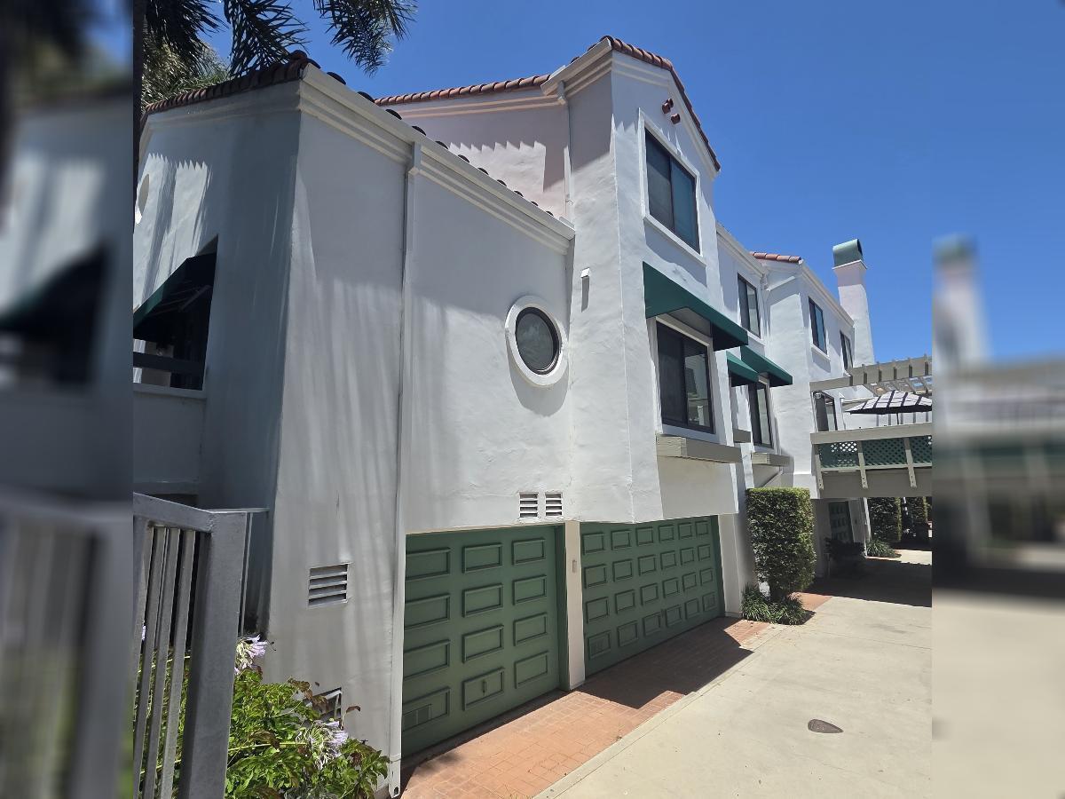 HB 4BR/4Bath Townhome in Gated Community property image